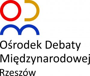 Logo. Czerwone O, żółte D - bez tylnej kreski, niebieskie M. Napis: Ośrodek Debaty Międzynarodowej Rzeszów.