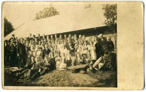 Zdjęcie ślubne. Na zdjęciu około 100 osób.