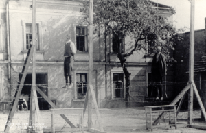Publiczna egzekucja Michała Kruka (około 1880–1943) i Aleksandra Hirschberga. Przemyśl, ul. Kopernika, 6 IX 1943r