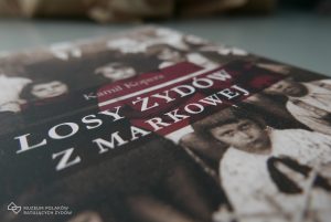 Fragment okładki książki. Widoczny tytuł "Losy Żydów z Markowej". Na okładce zdjęcie dzieci.