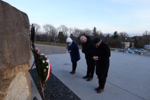 Trzyosobowa delegacja oddaje hołd pod pomnikiem Rodziny Ulmów.