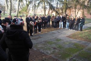 Uczestnicy obchodów Międzynarodowego Dnia Pamięci o Ofiarach Holokaustu na Podkarpaciu. W tle ogród Jarosławskiego Opactwa