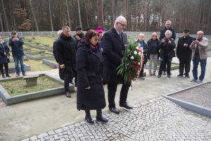 Dwuosobowa delegacja MPRŻ składa wiązankę kwiatów pod pomnikiem na cmentarzu wojennym w Jagielle-Niechciałkach