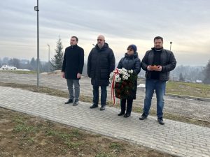 Delegacja składa kwiaty i znicz przed Domem Ludowym w Markowej.