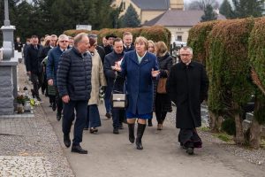Uroczystość na cmentarzu z udziałem delegacji.