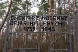 Brama wejściowa na cmentarz.