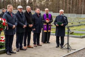 Uroczystość na cmentarzu z udziałem delegacji.