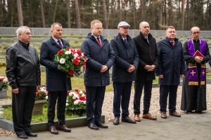 Uroczystość na cmentarzu z udziałem delegacji.