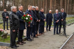 Uroczystość na cmentarzu z udziałem delegacji.