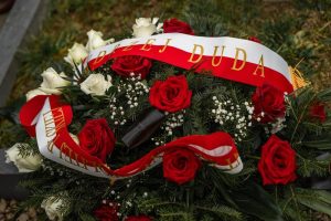 Wiązanka biało-czerwonych kwiatów.