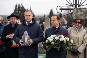 Uroczystość na cmentarzu z udziałem delegacji.