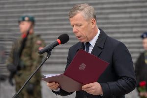 Prelegent przemawia przed Ścianą Pamięci Muzeum Ulmów.