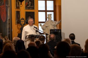 Ks. prof. Piotr Kieniewicz wygłasza wykład.