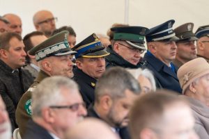 Grupa ludzi podczas uroczystości.