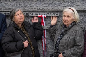 Kobiety na tle Ściany Pamięci Muzeum Ulmów.