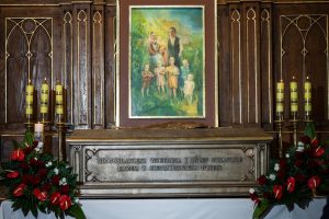 Obraz bł. Rodziny Ulmów w ołtarzu bocznym kościoła parafialnego w Markowej.