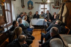 Grupa ludzi zgromadzona w Chałupie Szylarów.