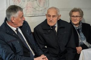 Grupa ludzi zgromadzona w Chałupie Szylarów.