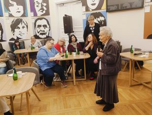 Kobieta przemawiająca przed publicznością