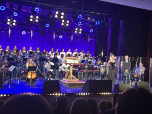 Scena koncertowa wypełniona muzykami.