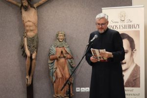 Prelegent na tle ekspozycji Muzeum Diecezjalnego w Rzeszowie.