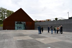 Grupa ludzi prze Muzeum Polaków Ratujących Żydów w Markowej.