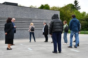 Grupa zwiedzających przed Ścianą Pamięci na Placu Pamięci Muzeum Polaków Ratujących Żydów.