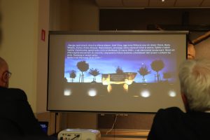 Prezentacja wyświetlana na rzutniku. Zdjęcie pomnika w Sadzie Pamięci Muzeum Ulmów.