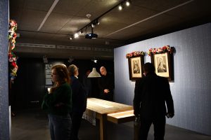 Oprowadzanie zwiedzających po ekspozycji muzealnej.