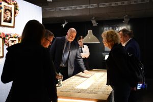 Oprowadzanie zwiedzających po ekspozycji muzealnej.