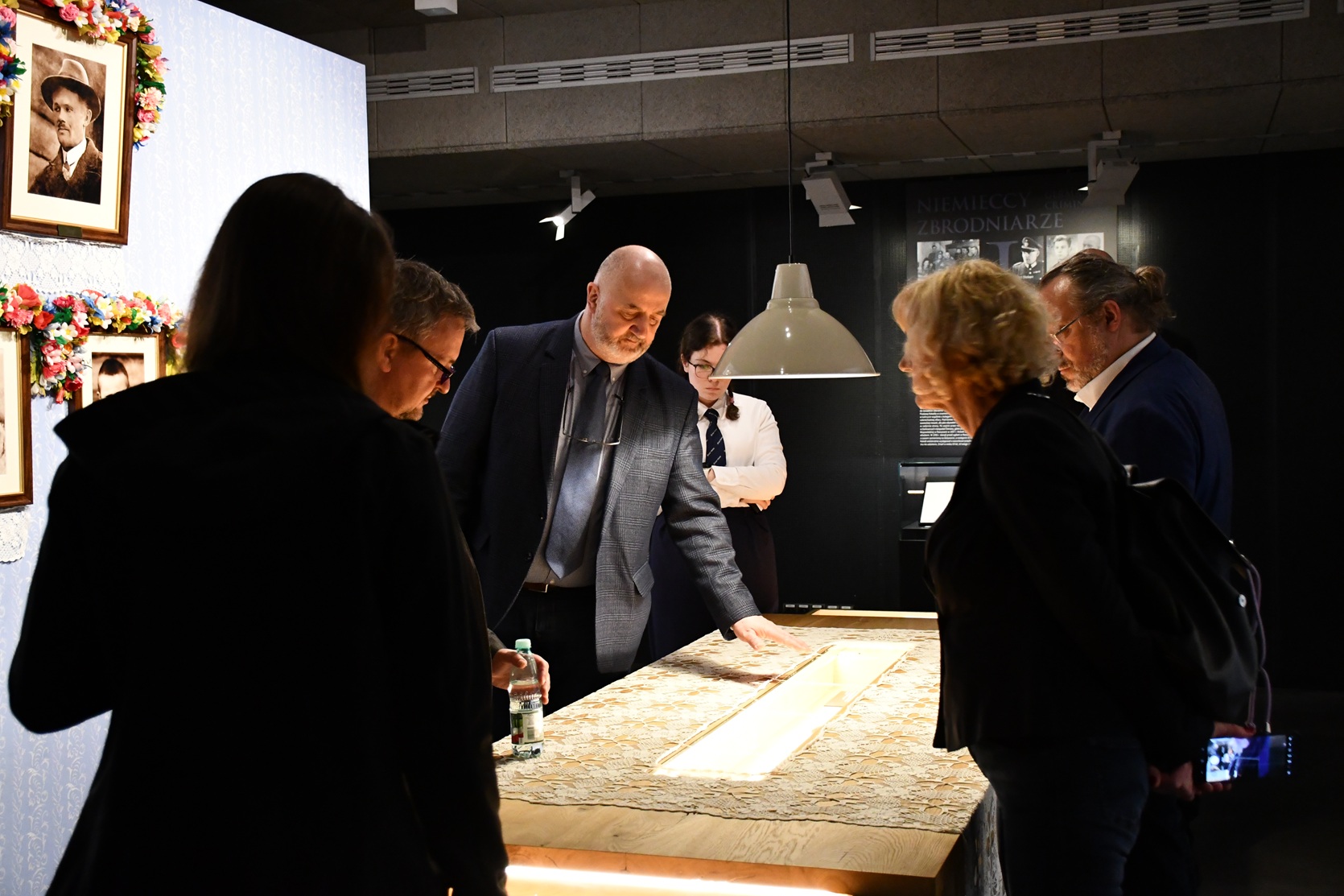 Oprowadzanie zwiedzających po ekspozycji muzealnej.