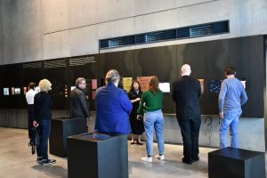 Przewodnik oprowadza grupę zwiedzających po ekspozycji muzealnej.