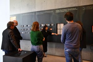 Przewodnik oprowadza grupę zwiedzających po ekspozycji muzealnej.