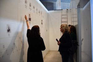 Przewodnik oprowadza grupę zwiedzających po ekspozycji muzealnej.