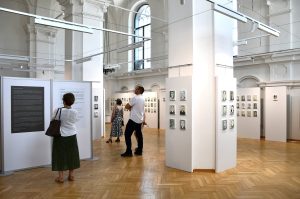 Publiczność zgromadzona na wernisażu wystawy portretów olejnych.