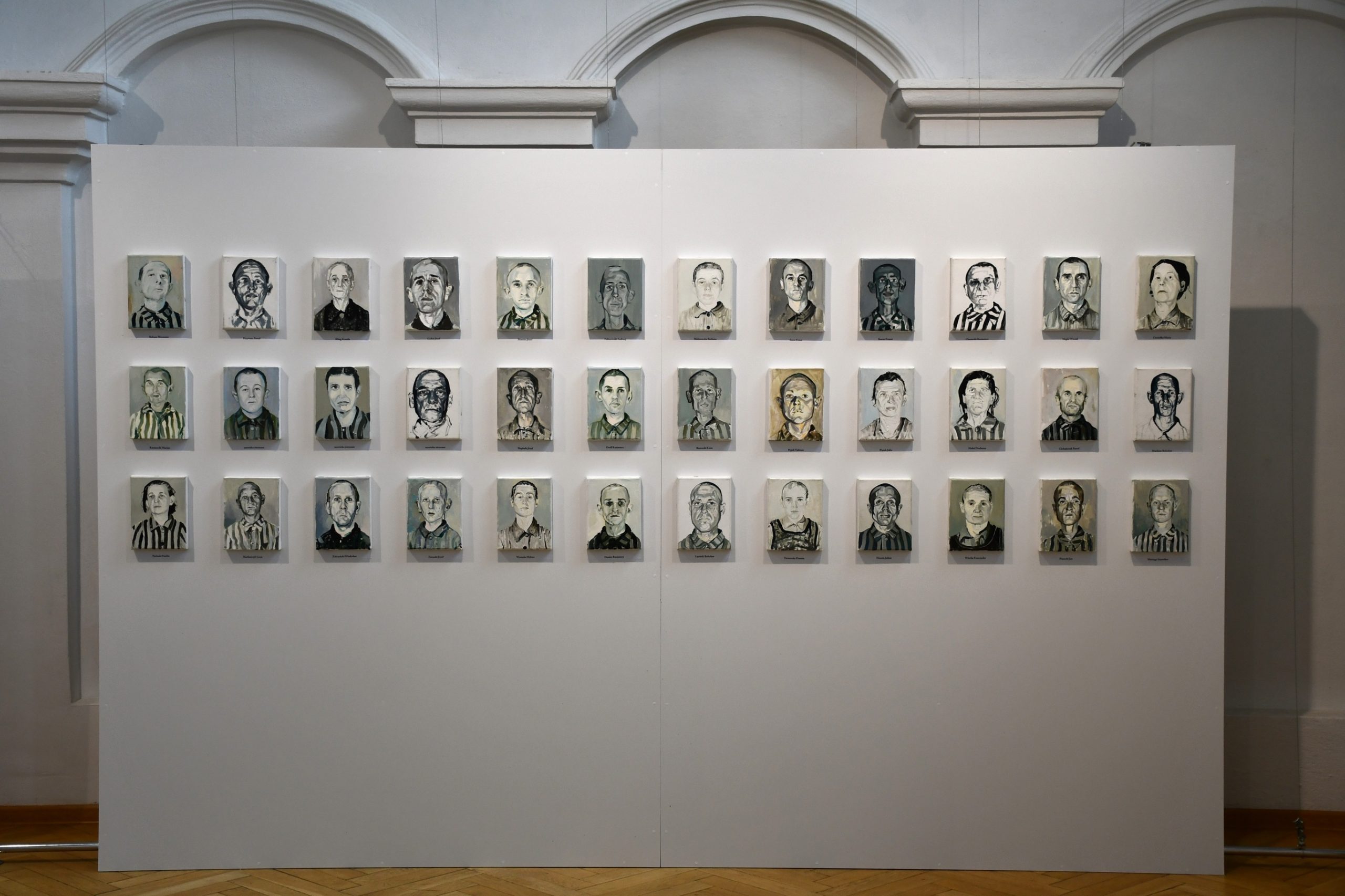 Fragment wystawy portretów olejnych więźniów KL Auschwitz.