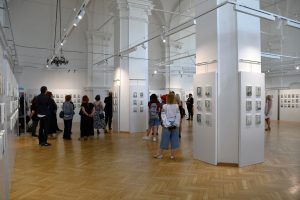 Publiczność zgromadzona na wernisażu wystawy portretów olejnych.