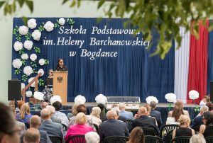 Prelegentka na scenie. Przed nią grupa słuchaczy.