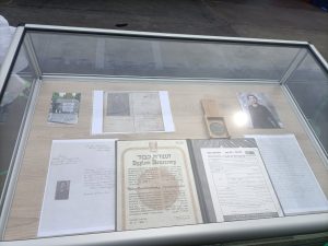 Gablota z pamiątkami Heleny Barchanowskiej. W środku m.in. dyplom i medal.