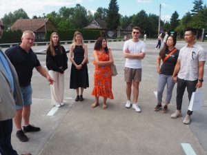 Grupa osób na Placu Pamięci MPRŻ