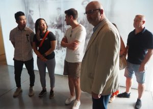 Grupa osób zwiedza ekspozycję MPRŻ