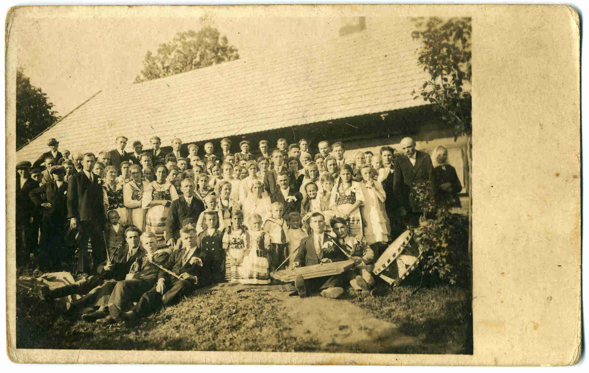 Zdjęcie ślubne. Na zdjęciu około 100 osób.