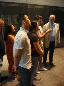 Grupa osób zwiedza ekspozycję MPRŻ