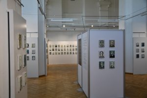 Wystawa portretów olejnych więźniów KL Auschwitz.