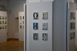 Wystawa portretów olejnych więźniów KL Auschwitz.