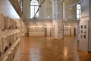 Wystawa portretów olejnych więźniów KL Auschwitz.