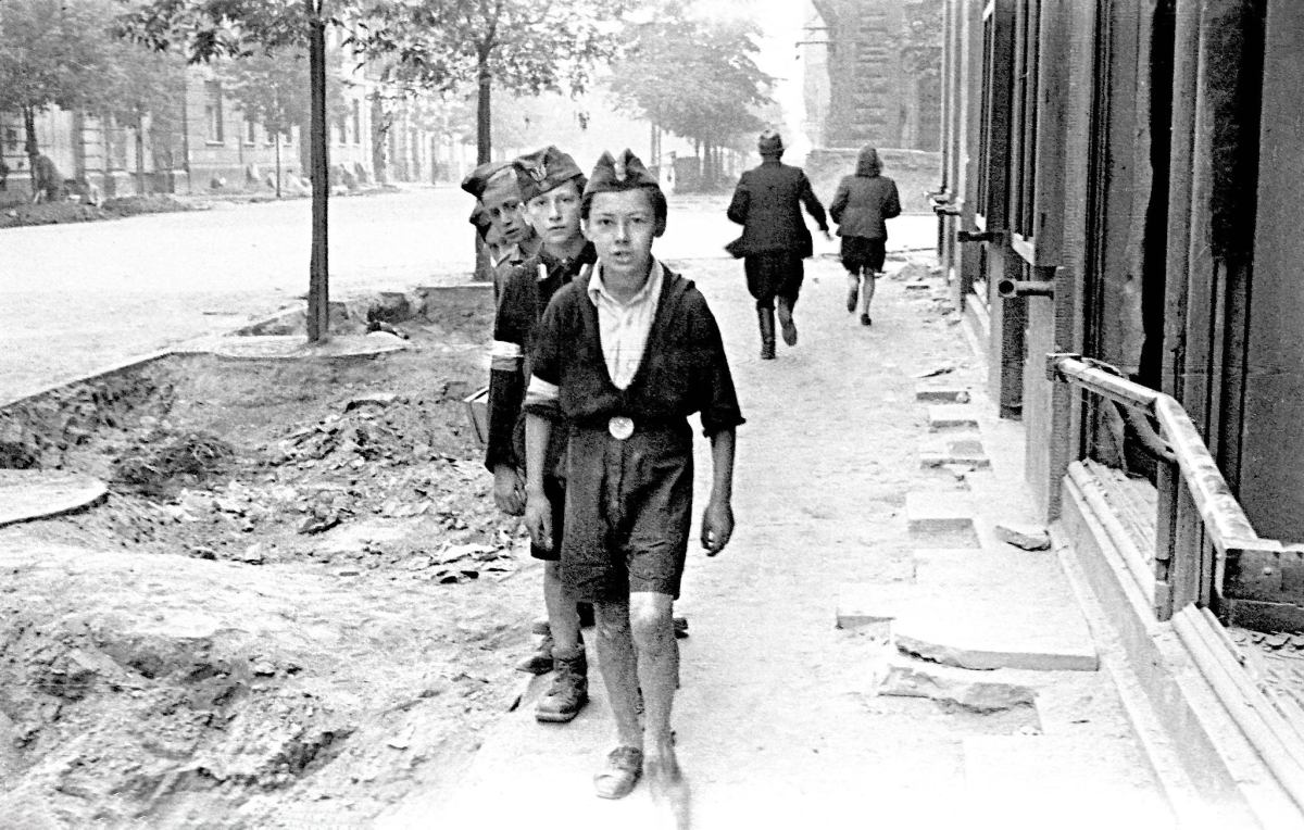 Powstańcy warszawscy na ulicy.