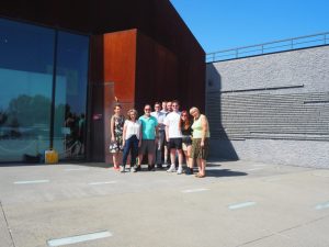 Goście przed Muzeum Polaków Ratujących Żydów.