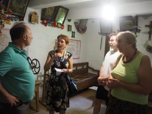 Goście zwiedzający Zagrodę-Muzeum Wsi Markowa.