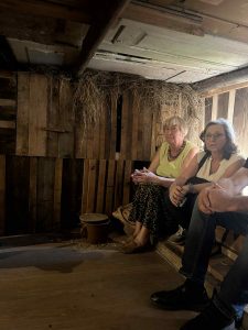 Zwiedzanie kryjówki w Chałupie Szylarów.